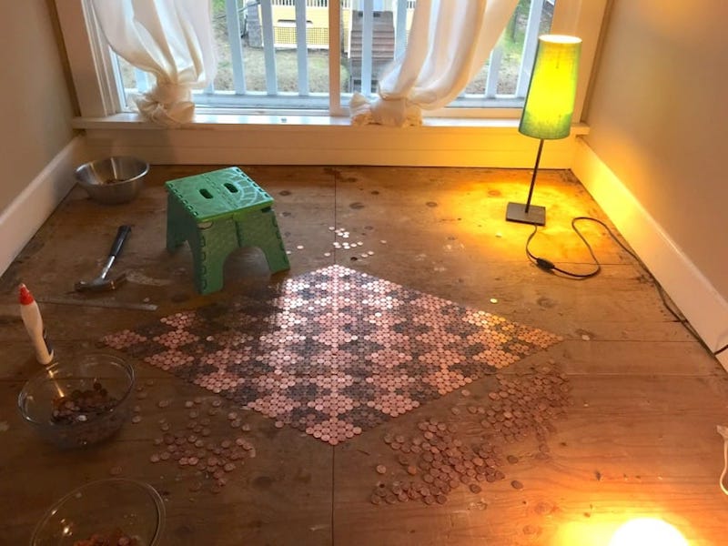 пол из монет